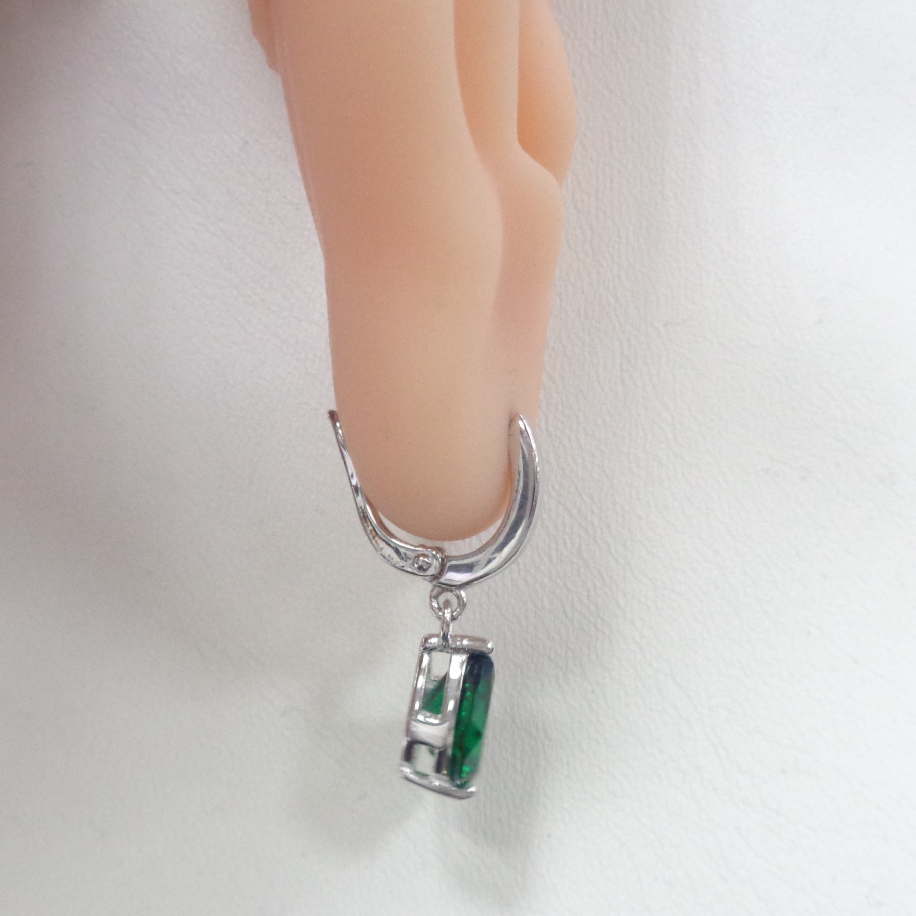 Серебряные серьги с выращенными изумрудами